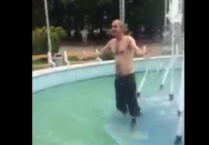 BITNO SE SNAĆI: Kada je vruće u Srebreniku skače se u gradsku fontanu (VIDEO)