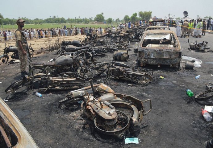 RASTE BROJ ŽRTAVA Najmanje 153 osobe poginule u Pakistanu u eksploziji cisterne