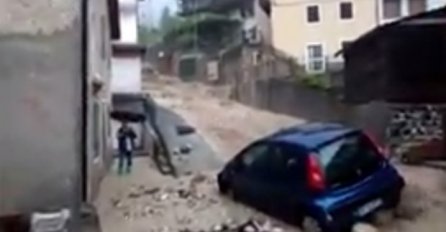 STRAŠNI PRIZORI: Pala obilna kiša, bujica nosila sve pred sobom (VIDEO)