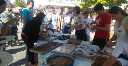 RADOST BAJRAMA/I OVO JE BIH: Bošnjakinje i Srpkinje zajedno dijelile baklavu