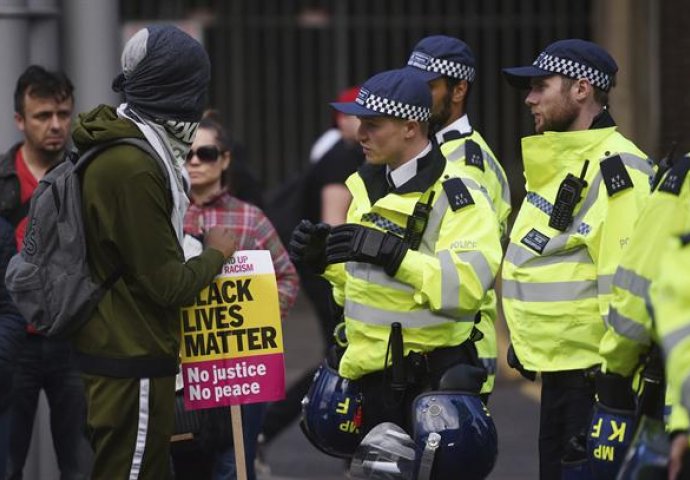  NEREDI NA ULICAMA LONDONA: U protestima povrijeđeno šest policajaca