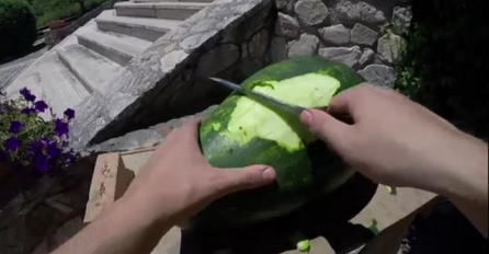 Uzeo je lubenicu i sa nje nožem počeo skidati koru: Kada vidite krajnji rezultat, oduševit ćete se (VIDEO)