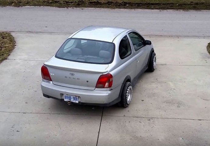 Ovaj čovjek je napokon riješio problem paralelnog parkiranja: Nikada niste vidjeli da automobil može raditi ovo (VIDEO)