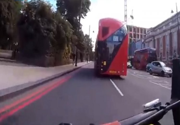 Vozeći se na biciklu, umalo ga je pregazio gradski autobus: Kada ga je stigao, uradio je najluđu moguću stvar (VIDEO) 