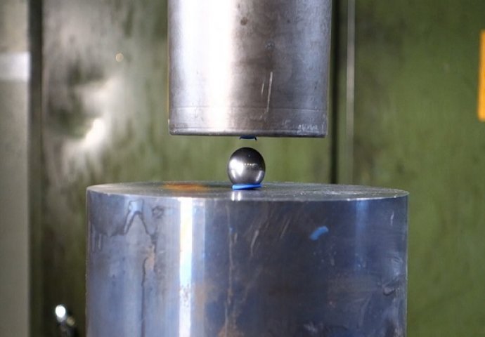 Hidraulična presa protiv metalne kuglice, ono što se događa je apsurdno! (VIDEO)