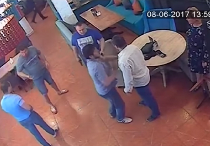 Žestoki momci se sukobili u restoranu: Izvadio pištolj i opet doživio nokaut (VIDEO)