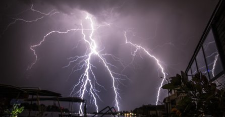 MOĆNO I ZASTRAŠUJUĆE Ovako je noćas izgledala oluja u Beogradu 