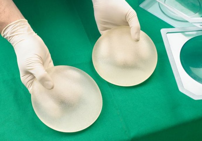 DOKTORI UPOZORAVAJU: Silikonski implanti za grudi  mogu dovesti do lažnog srčanog udara!