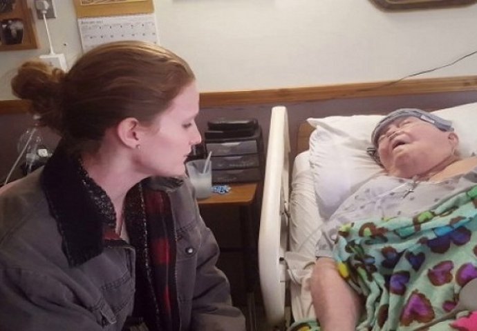 Medicinska sestra sjedi pored bake koja umire, nije znala da je neko svo vrijeme snimao to što ona radi! (VIDEO)