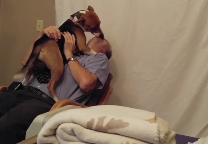 Ovog psa iz azila su dijelili dani od eutanazije, a pogledajte njegovu reakciju nakon što je dobio novog vlasnika! (VIDEO)