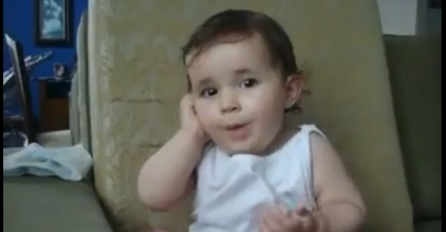 Beba zgrabila mamin telefon, a onda presmiješno imitirala mamine pozive! (VIDEO)