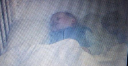 Prestravljeni roditeji su se šokirali kada su vidjeli šta leži pokraj njihovog sina u krevetiću (FOTO, VIDEO)