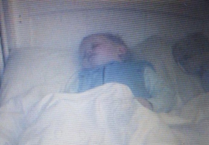 Prestravljeni roditeji su se šokirali kada su vidjeli šta leži pokraj njihovog sina u krevetiću (FOTO, VIDEO)