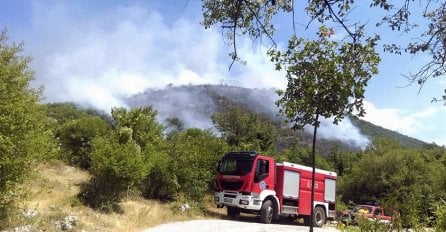 TREBINJSKI VATROGASCI ZA NOVI.BA: Trenutno odbijamo vatru od kuća