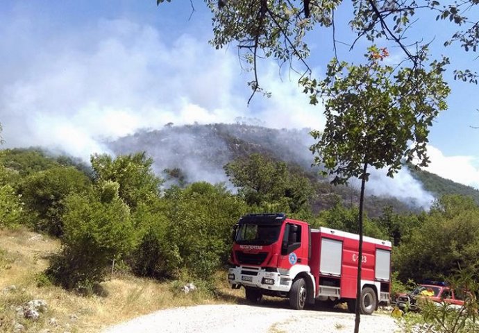 TREBINJSKI VATROGASCI ZA NOVI.BA: Trenutno odbijamo vatru od kuća