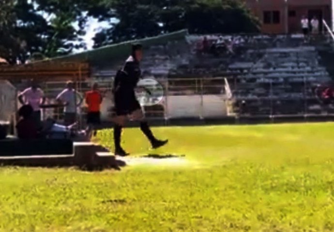 IZGUBIO ŽIVCE: Sudija usred utakmice izvadio pištolj, igrači u strahu počeli trčati po terenu (VIDEO)