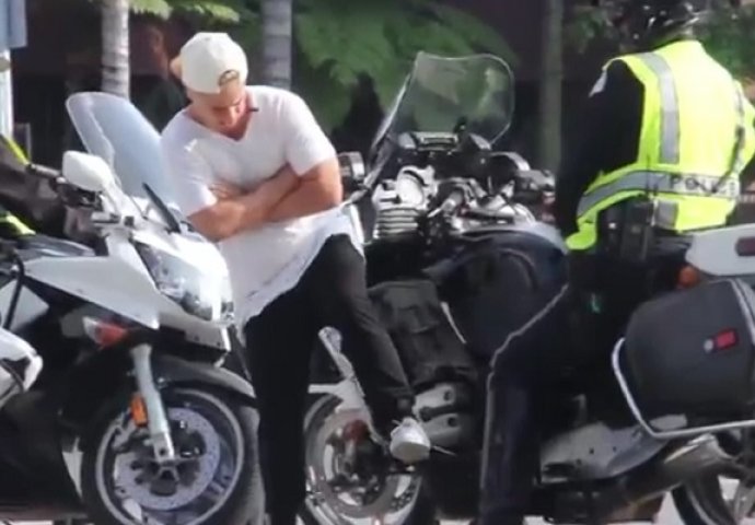 Išao je gradom i prdio policiji ispred nosa, dobro obratite pažnju šta će uraditi policajac na 2:53! (VIDEO) 