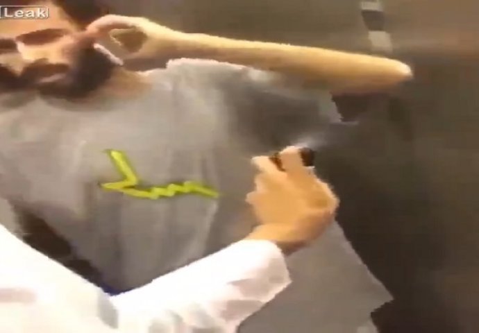 Ušao je u lift u kojem se nalazio tip kojem je mnogo smrdilo ispod pazuha, čekajte da vidite šta mu je uradio (VIDEO)
