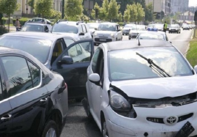 Lančani sudar četiri automobila stvorio veliku gužvu u centru Sarajeva
