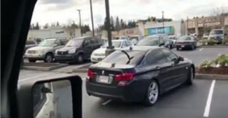 Vidio je bahatog vozača koji je BMW-om zauzeo dva parking mjesta, nećete vjerovati svojim očima kada vidite šta mu je uradio sa auta! (VIDEO)