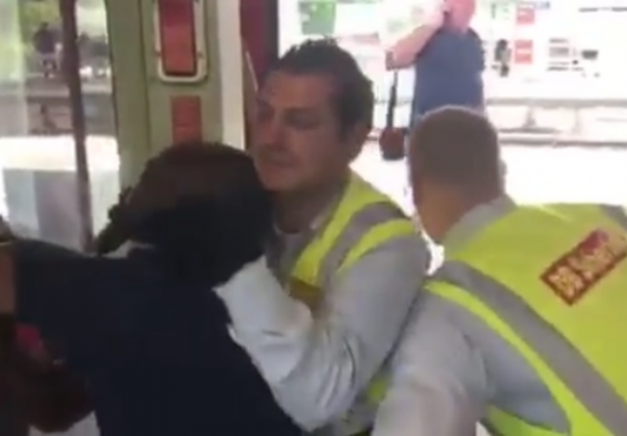 U KAKVOM SVIJETU ŽIVIMO: Revizori brutalno iznijeli čovjeka iz tramvaja (VIDEO)
