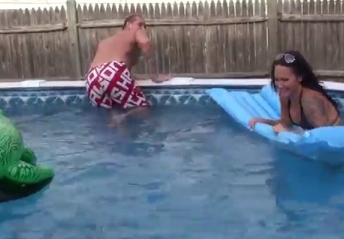 Kupao se sa zgodnim djevojkama a onda se slučajno "pokakio" u bazenu, pogledajte šta su uradile djevojke kada su vidjele (VIDEO)