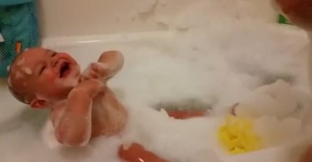 Preslatko: Tata kupao bebu, a kada je uradio ovo nije se prestala smijati! (VIDEO)