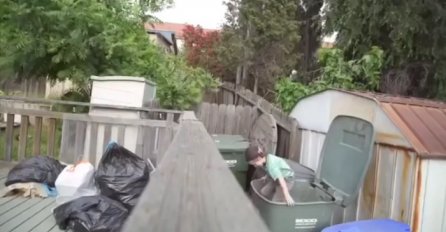 Dječak je ušao u kantu za smeće u namjeri da prepadne oca, ali onda se desilo nešto sasvim neočekivano! (VIDEO)