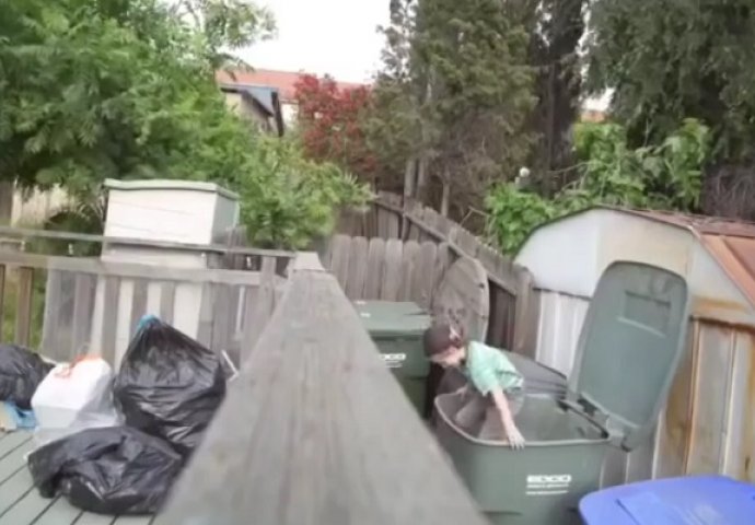 Dječak je ušao u kantu za smeće u namjeri da prepadne oca, ali onda se desilo nešto sasvim neočekivano! (VIDEO)