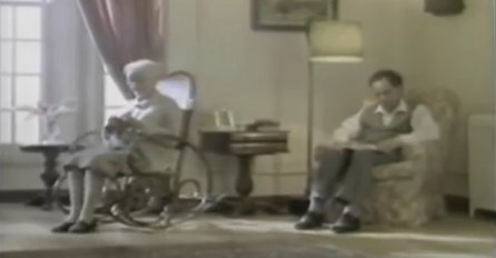 Sjedio je u fotelji i čitao knjigu, dok se pored njega starica ljuljala, pogledajte šta joj je uradio kad mu je pukao film! (video)