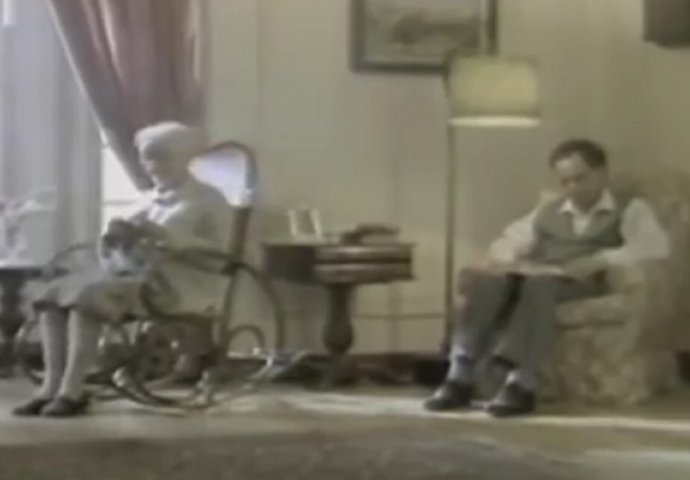 Sjedio je u fotelji i čitao knjigu, dok se pored njega starica ljuljala, pogledajte šta joj je uradio kad mu je pukao film! (video)