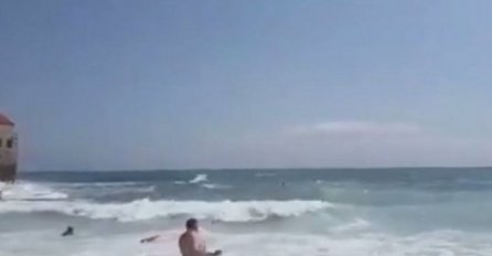 Akcija spašavanja na plaži u Budvi: Izvukli dvoje ljudi iz velikih talasa