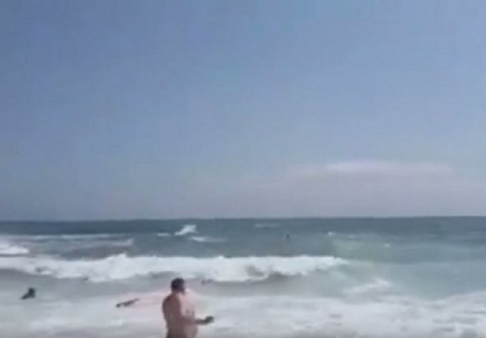 Akcija spašavanja na plaži u Budvi: Izvukli dvoje ljudi iz velikih talasa