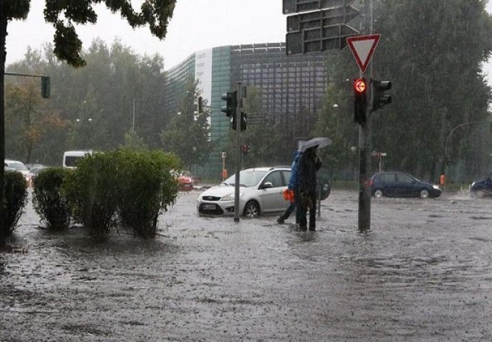 Berlin: Na nezapamćene kišne padavine građani i službe odgovorili humorom