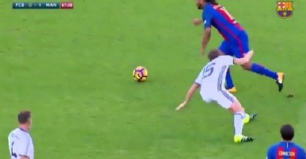 Srbin imao sreće: Pogledajte kako je Ronaldinho ponižavao legendu Uniteda! (VIDEO)