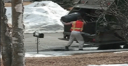 Ispred njegove kuće zaustavio se smećarski kamion: Kada je vidio šta je napravio radnik, ostao je bez teksta! (VIDEO)