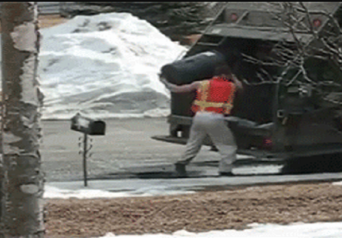 Ispred njegove kuće zaustavio se smećarski kamion: Kada je vidio šta je napravio radnik, ostao je bez teksta! (VIDEO)