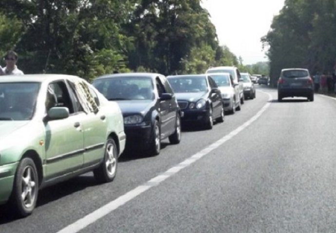 STANJE NA PUTEVIMA: Saobraća se uz povoljne uslove za vožnju i slab do umjeren promet vozila