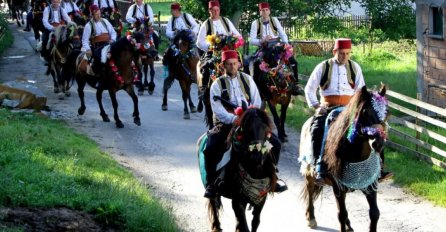 DANI AJVATOVICE: Više hiljade građana aplauzima ispratilo konjanike iz Donjeg Vakufa
