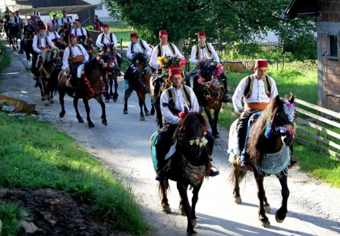 DANI AJVATOVICE: Više hiljade građana aplauzima ispratilo konjanike iz Donjeg Vakufa