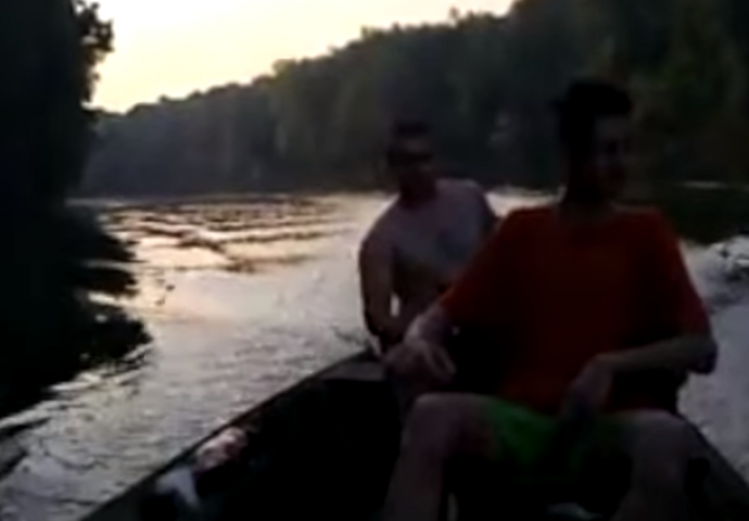 (VIDEO) NE ŽELITE OVAKVOG PRIJATELJA : Bacio ga sa čamca u HLADNU RIJEKU!