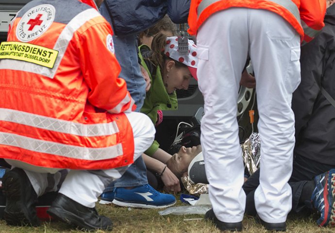 TEŠKA NESREĆA NA TOUR DE FRANCE: Silovito se zakucao u ogradu, odnijeli ga u bolnicu (VIDEO)