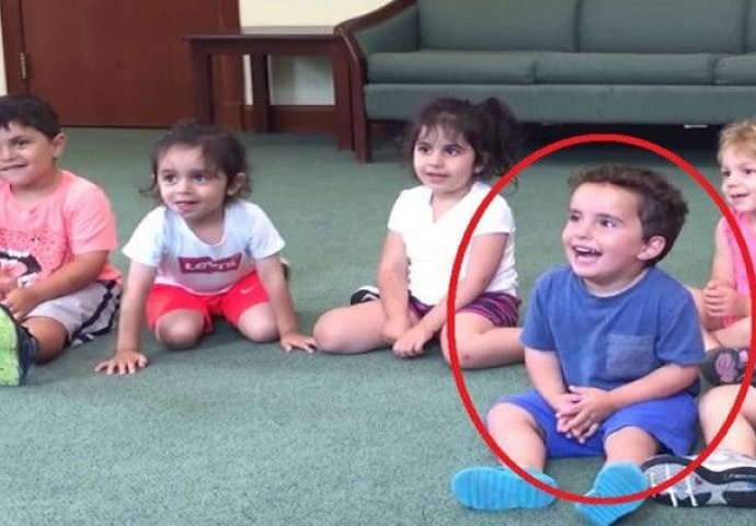 Učiteljica je počela svirati gitaru, obratite pažnju na dječaka u plavoj majici! (VIDEO)