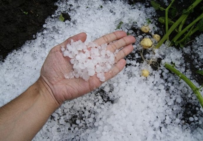 NEVRIJEME U PIROTU: Padao grad veličine "oraha", pucale roletne na prozorima (VIDEO)