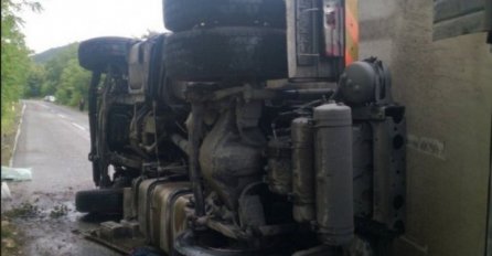 Zbog prevrtanja kamiona na magistralnom putu M-18 saobraćaj se odvija otežano 