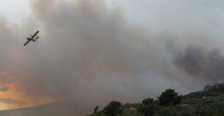 KANADERI PONOVO NAD KAŠTELIMA: Požar gasi 40 vatrogasaca, bura otežava situaciju