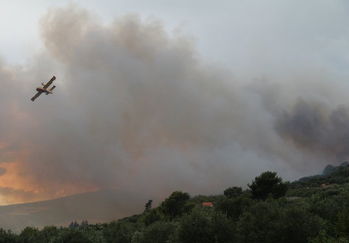 Požar iz Hrvatske proširio se na Neum, vatra prijeti selu Drijen