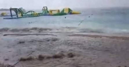 Kanalizacija izbija na plaži u Makarskoj: Turisti šokirani, mnogi tvrde da više nikad neće doći