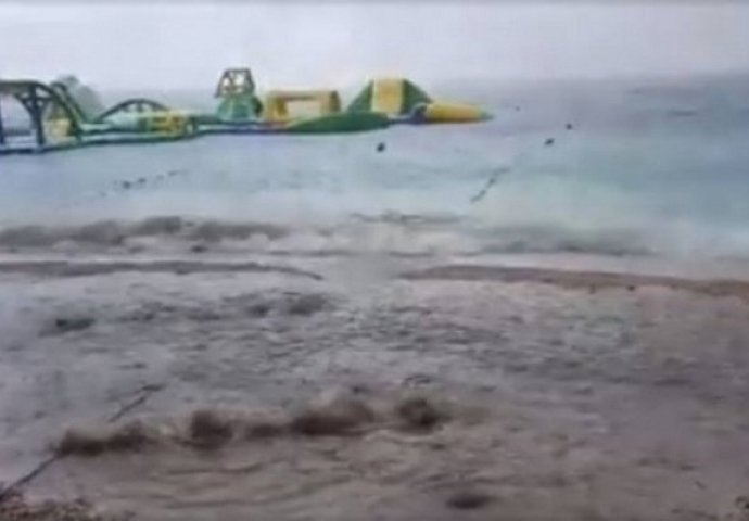 Kanalizacija izbija na plaži u Makarskoj: Turisti šokirani, mnogi tvrde da više nikad neće doći