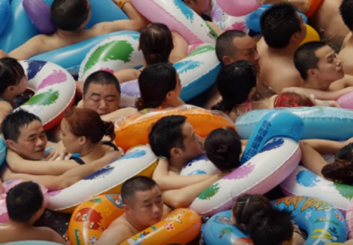 Pogledajte kako se u Kini kupaju na bazenu: Kada krenu valovi postaje zabavno (VIDEO)